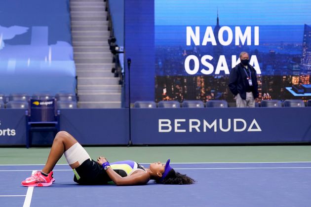 US오픈 테니스 여자 단식 결승에서 빅토리야 아자란카를 꺾고 우승을 확정한 오사카 나오미가 코트 위에 누워 천장을 바라보고 있다. 뉴욕, 미국. 2020년