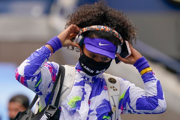 오사카 나오미는 이번 US오픈 대회 기간 동안 인종차별적 법집행 과정에서 목숨을 잃은 흑인들의 이름이 새겨진 마스크를 쓰고 경기장에 등장했다. 사진은 결승전을 앞두고 경기장에 입장하는...