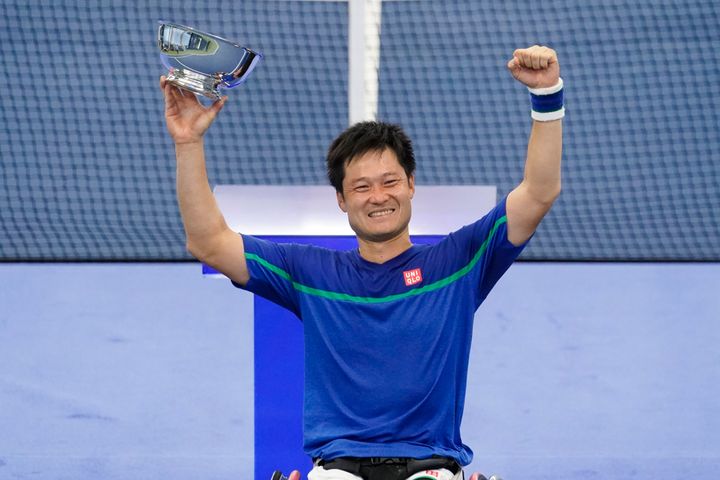 全米オープンテニスの決勝戦で、イギリスのアルフィー・ヒューエット選手を破り、笑顔で優勝トロフィーを手にする国枝慎吾選手（ニューヨーク、2020年9月13日）