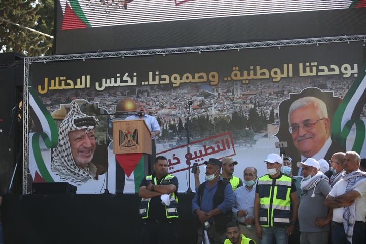 Ένας από τους ηγέτες της Χαμάς ο Χασσάν Γιουσέφ σε ομιλία του κατά της συμφωνίας ΗΠΑ- ΗΑΕ. Εντύπωση προκαλεί το πανώ πίσω του όπου απεικονίζεται ο Γιάσερ Αραφάτ και ο Μαχμούντ Αμπάς. Μετά τις τελευταίες συμφωνίες του Ισραήλ με χώρες που ανήκουν στο σουνίτικο ισλάμ οι Παλαιστίνιοι αρχίζουν να αντιλαμβάνονται την ανάγκη εθνικής ενότητας. (Photo by Issam Rimawi/Anadolu Agency via Getty Images)