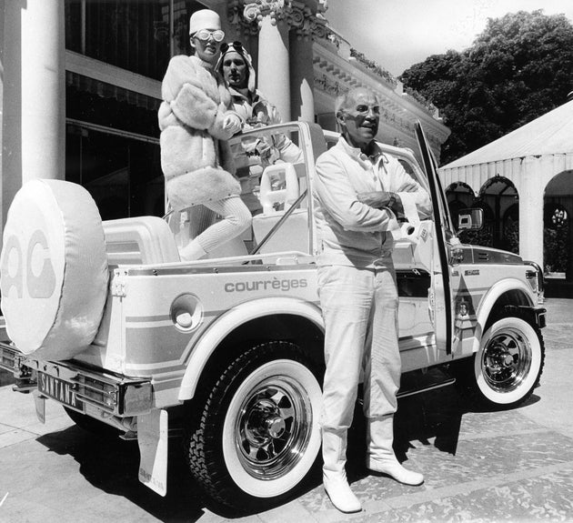 Ο Γάλλος σχεδιαστής Αντρέ Κουρεζέ ποζάρει κατά τη διάρκεια παρουσίασης στο Παρίσι το 1986. 