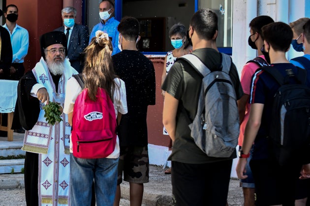 ΑΓΙΑΣΜΟΣ ΣΕ ΣΧΟΛΕΙΑ ΣΤΗΝ ΠΡΕΒΕΖΑ ΑΠΟ ΤΟΝ ΜΗΤΡΟΠΟΛΙΤΗ ΧΡΥΣΟΣΤΟΜΟ