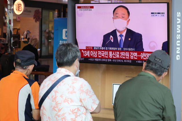 On the afternoon of the 10th, at the Seoul Station in Jung-gu, Seoul, citizens watched the news about the second emergency disaster support payment.