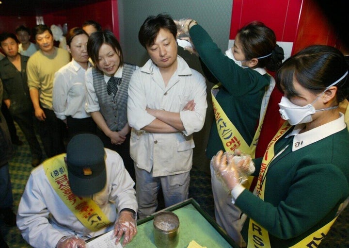 2003년 4월 강창광 기자의 사진. 사스는 21세기 들어 처음으로 대중들에게 인식된 신종 바이러스성 질병이었다. 2003년의 국내 방역은 지금도 성공한 모델로 꼽힌다. 사스 바이러스 역시도 채 1년이 못 되어 사라졌지만, 행운의 여신이 언제까지 인간의 편일지 장담할 수 없는 노릇이었다.