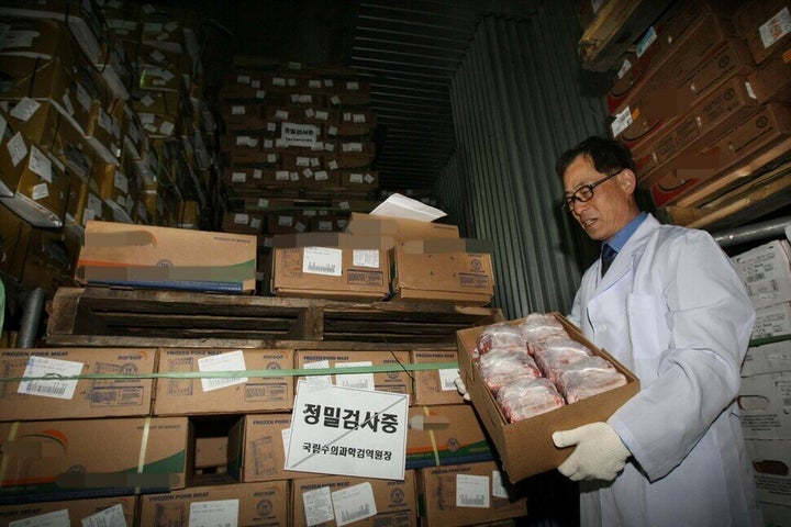 2009년 ‘신종플루’는 처음에는 돼지에서 유래되었다고 해서 돼지독감이라는 이름으로 불렸다. 이에 모든 수입 돼지고기들에 대한 검역이 강화되었고, 돼지고기 수요 역시 떨어지자 이름을 신종플루로 바꾸어 부르게 되었다. 이정아 기자가 찍은 사진이다.