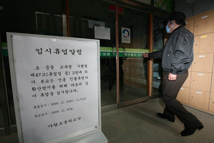 2009년 신종플루는 21세기 들어 처음으로 세계보건기구(WHO)가 팬데믹 선언을 했던 질환이었다. 국내에서도 약 76만명이 감염되어 270여명이 사망한 바 있다. 특히나 집단생활을 하는 경우 바이러스의 확산 속도가 빠르기에 각급 학교들은 2학기 개학을 미루고 임시 휴업·휴교 선언을 하기도 했다. 박종식 기자가 촬영했다.