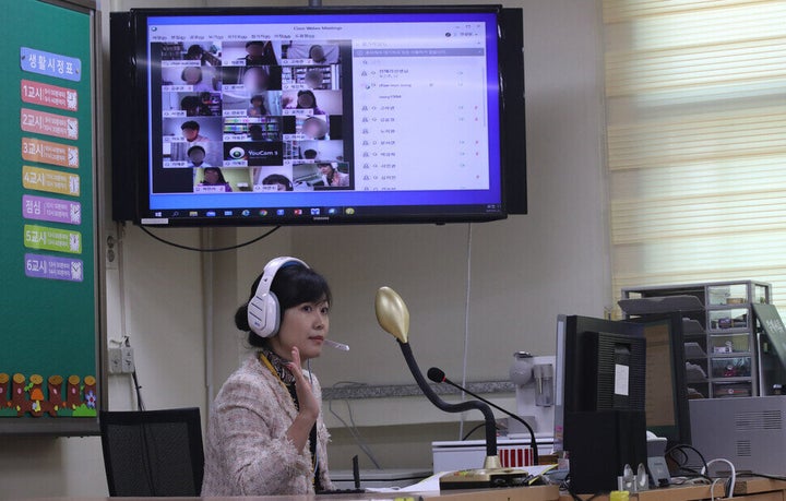 코로나19가 가져온 가장 큰 변화는 ‘언택트’ 시대의 개막이다. 타인의 존재가 바이러스의 숙주이자 전파의 매개체가 될 수 있다는 의학적 사실에 아이티(IT) 기기를 통한 비대면 접촉이 가능하다는 기술적 결과가 더해지면서 업무, 회의, 수업이 비대면으로 전환되며 집은 휴식과 생활의 공간인 동시에 일터이자 학교가 되었다. 2020년 4월16일 백소아 기자가 찍었다.