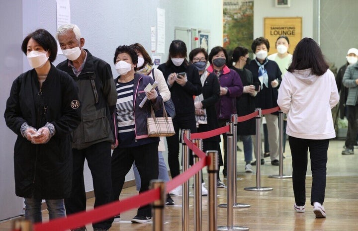 2020년 4월15일 제21대 국회의원 선거에서는 진풍경이 벌어졌다. 코로나 바이러스의 확산은 투표장에 나온 모든 국민들에게 마스크를 쓰고 일회용 비닐장갑을 끼고 사회적 거리두기를 실천할 것을 강제했다. 바이러스라는 자연적인 존재가 선거라는 사회적 시스템과 맞물린 결과다. 김봉규 기자가 찍었다.