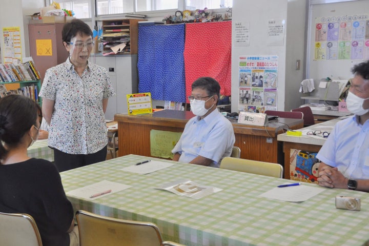 フェイスシールドを付けて授業をする内海﨑さんは、有無を言わさず「リボンあり」「リボンなし」のみで参加者を判断する