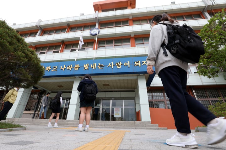 등교하는 학생들의 모습