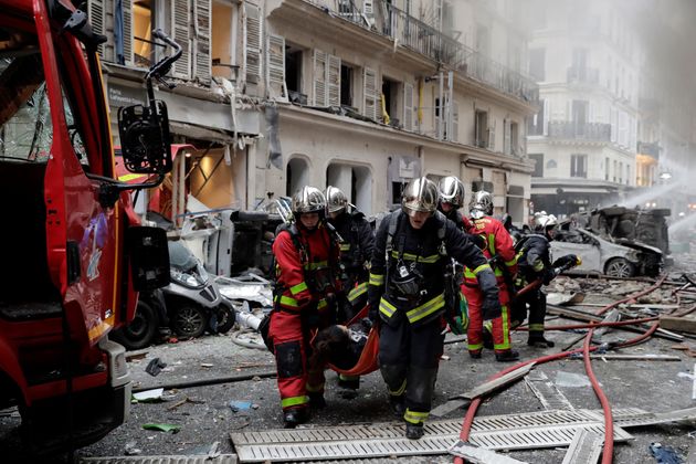 Des pompiers évacuent des blessés rue de Trévise le 12 janvier 2019 (Photo by Thomas...