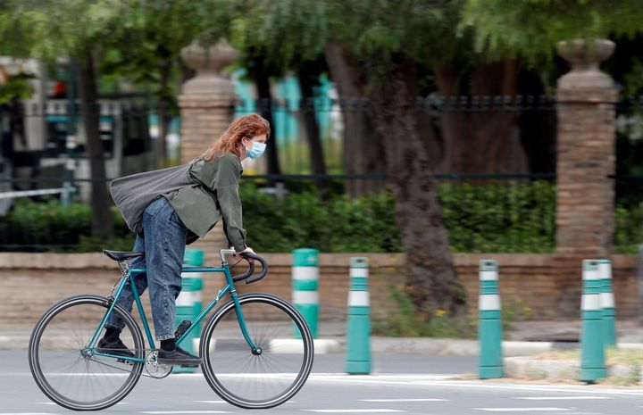 Una joven circula en bicicleta.