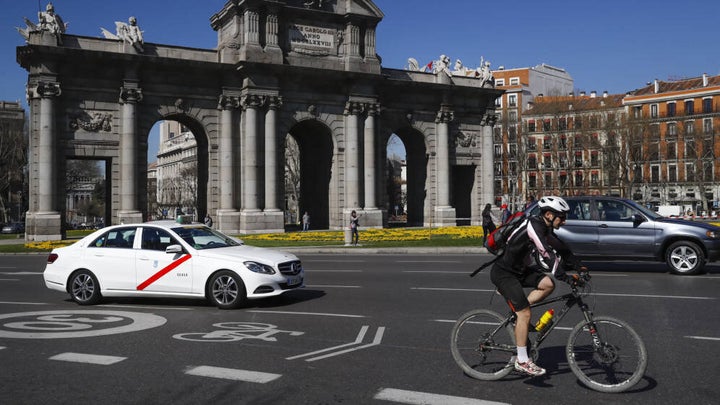 Un ciclista en Madrid circulando por un carril compartido.
