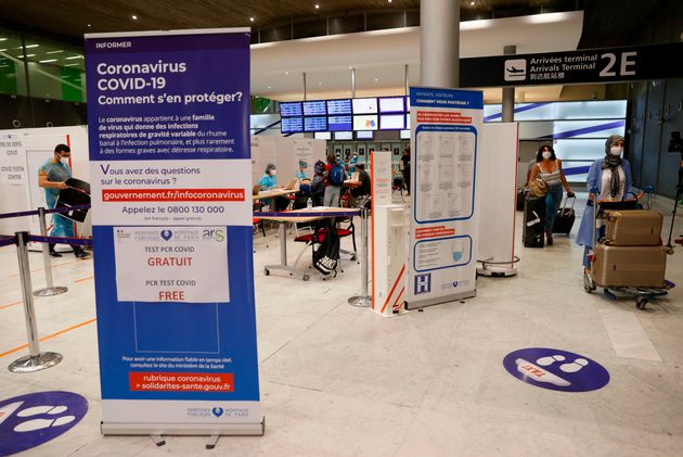 Une zone de test dans le hall de l'aéroport Roissy-Charles de Gaulle en juillet 2020 (Photo by THOMAS SAMSON/AFP via Getty Images)