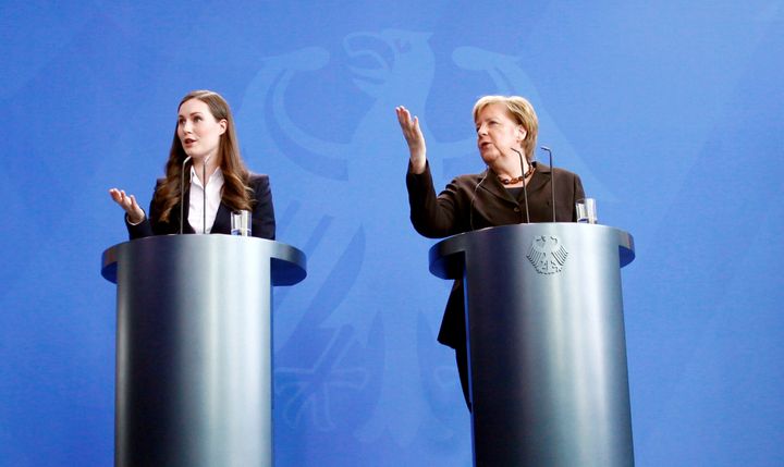 ドイツ・ベルリンで行われた記者会見でのサンナ・マリン首相（左）とドイツのアンゲラ・メルケル首相 ＝2020年2月