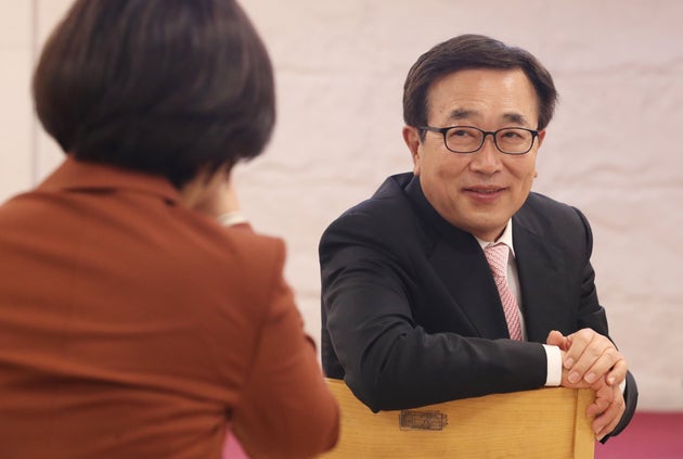 (자료사진) 서병수 미래통합당 부산진구갑 국회의원 당선인이 17일 부산진구청 15층 다복실에서 당선증 수령 후 서은숙 진구청장과 대화를 나누고 있다. 2020.4.17
