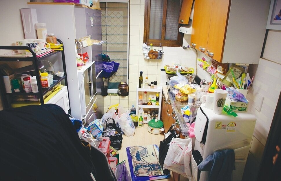 지난 6월부터 7월까지 두 달 동안 반지하 등 주거 빈곤 속에서 상반기를 보낸 아동들을 만났다. 1인당 평균 공간점유 평수 2.8평. 실상은 이보다도 못하다. 좁은 집 속 아이들은 짐처럼 ‘적재’된다. 짐도 사람도 ‘쌓는 게’ 삶이 된다.