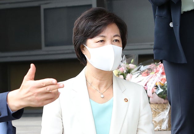 추미애 법무부 장관이 16일 오후 경기도 정부과천청사 법무부를 나서고 있다. 2020.9.16