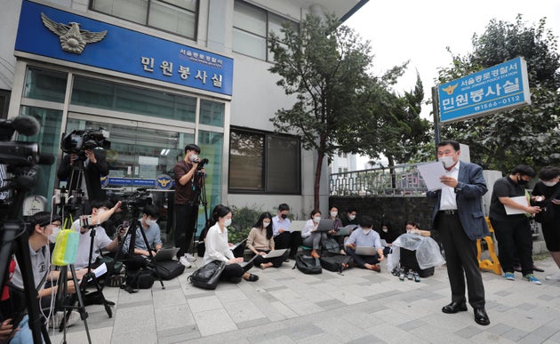 최인식 8.15 비대위 사무총장이 16일 오후 서울종로경찰서 앞에서 1000명 규모의 개천절 집회신고에 앞서 기자회견을 열어 입장을 밝히고 있다.