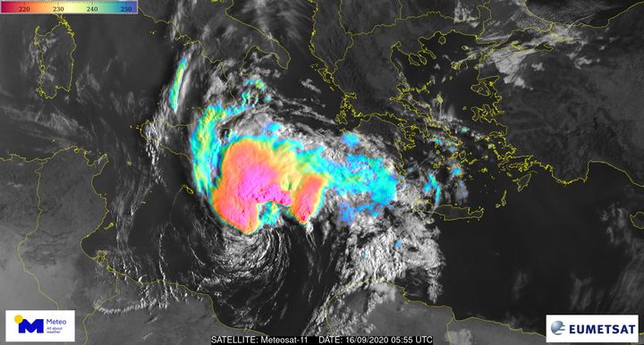 Δορυφορική εικόνα του Ευρωπαϊκού μετεωρολογικού δορυφόρου “Meteosat-11” της Ευρωπαϊκής Οργάνωσης για την Εκμετάλλευση των Μετεωρολογικών Δορυφόρων (EUMETSAT) την Τετάρτη 16/09/2020 στις 08:55. τοπική ώρα, επεξεργασμένη από το Εθνικό Αστεροσκοπείο Αθηνών / meteo.gr. Με κόκκινες αποχρώσεις οι κορυφές των νεφών με θερμοκρασίες κάτω από -50 βαθμούς Κελσίου.