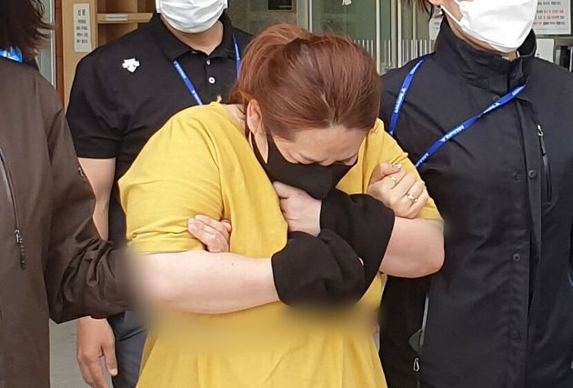 A stepmother in her 40s, who was locked in a duffle bag for more than 7 hours because her 9-year-old stepson lied and went into cardiac arrest, went to the Cheonan branch of the Daejeon District Court to an examination of order the afternoon of 3 ...