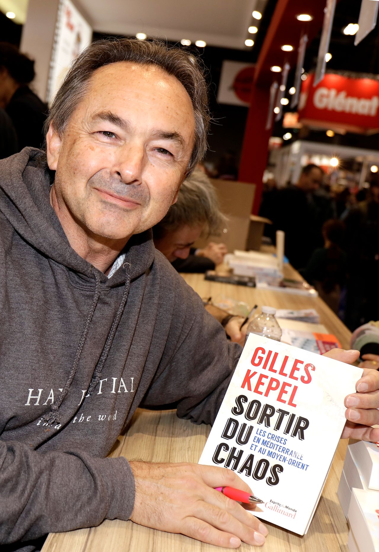 Ο Ζιλ Κεπέλ κρατώντας ένα αντίτυπο του νέου βιβλίου του στα γαλλικά. Μάρτιος, 2019. 