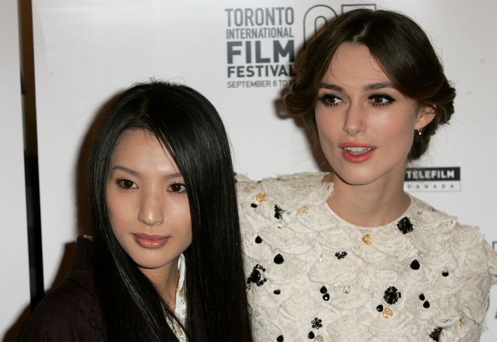 H Σέι Ασίνα μαζί με την Κίρα Νάιτλι στην πρεμιέρα της ταινίας Silk του 2007.