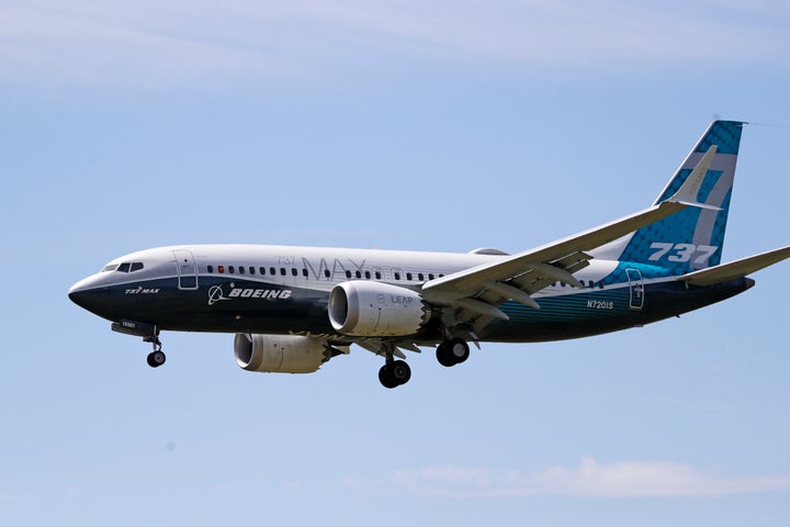 Fotografía de archivo del 29 de junio de 2020 de un avión Boeing 737 MAX antes de aterrizar en el Campo Boeing luego de un vuelo de prueba en Seattle, Washington. (AP Foto/Elaine Thompson)