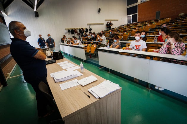 Students waiting to be admitted to the classrooms where the entrance exams to the faculty will be carried out ...