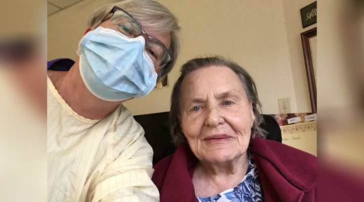 Susan Mills and her mom Barbara on Sept. 9, when Ontario's visitor guidelines changed to allow in essential caregivers. 