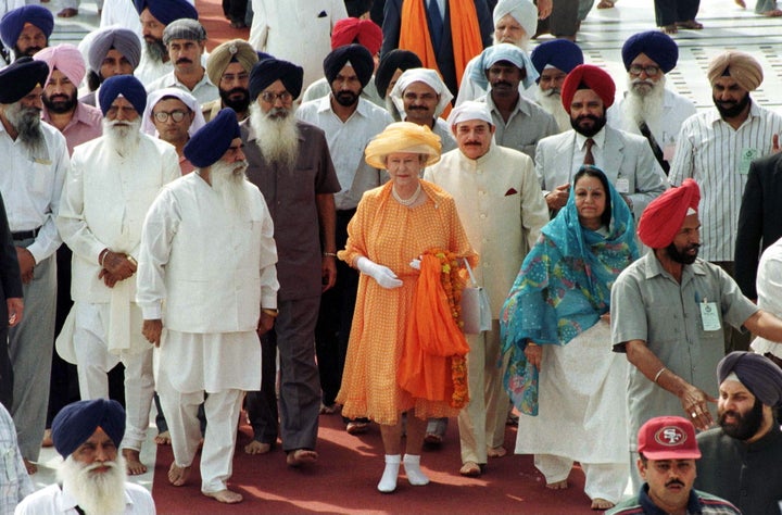 La reine Élisabeth II se déchausse pour visiter le Temple d'or d'Armistar, dans la région du Pendjab, en Inde.