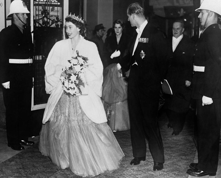 La princesse Élisabeth et le duc d'Édimbourg à leur arrivée à un banquet d'État tenu au Château Frontenac, à Québec, en 1951.