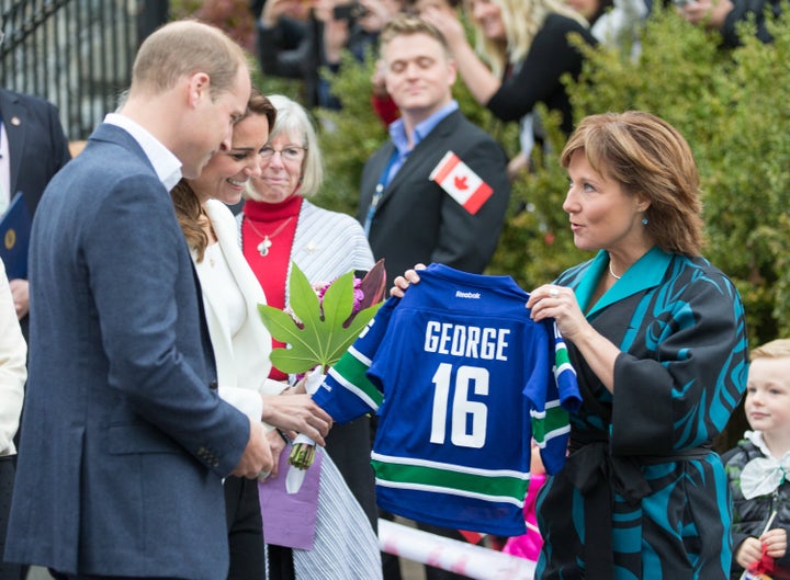 Catherine, duchesse de Cambridge et le prince William, duc de Cambridge, reçoivent un cadeau pour leur fils George lors d'une visite dans un centre communautaire de Victoria, en Colombie-Britannique, le 1er octobre 2016.