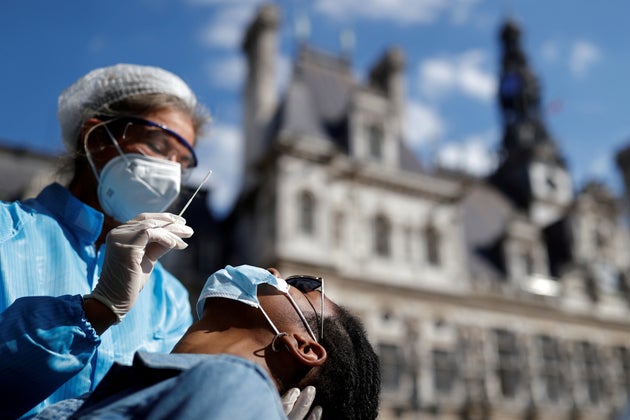 Une session de dépistage organisée le 2 septembre 2020 devant l'Hôtel de Ville de Paris. (REUTERS/Christian Hartmann)