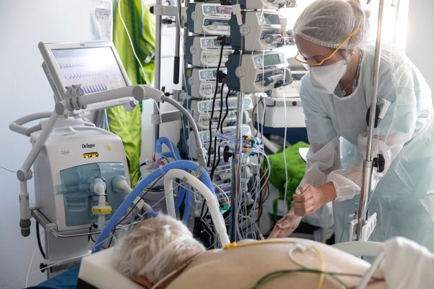 Ασθενής με covid-19 στην ΜΕΘ νοσοκομείο στο Στρασβούργο της Γαλλίας.