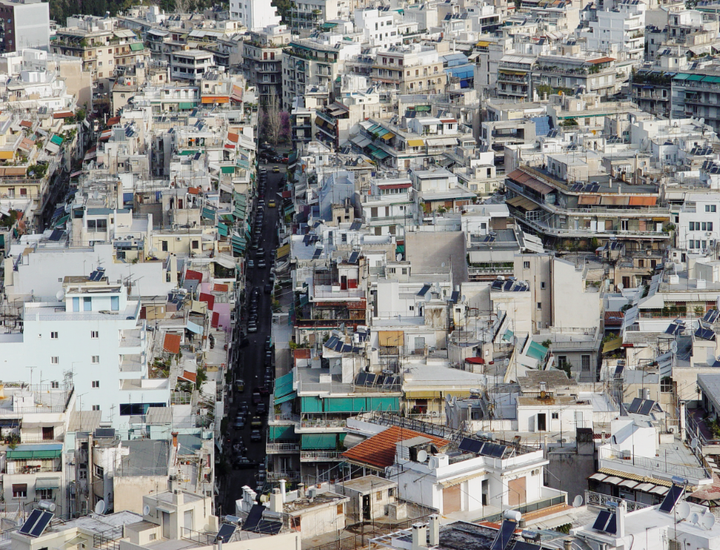 Η σύγχρονη Αθήνα κι η πολυκατοικία της 