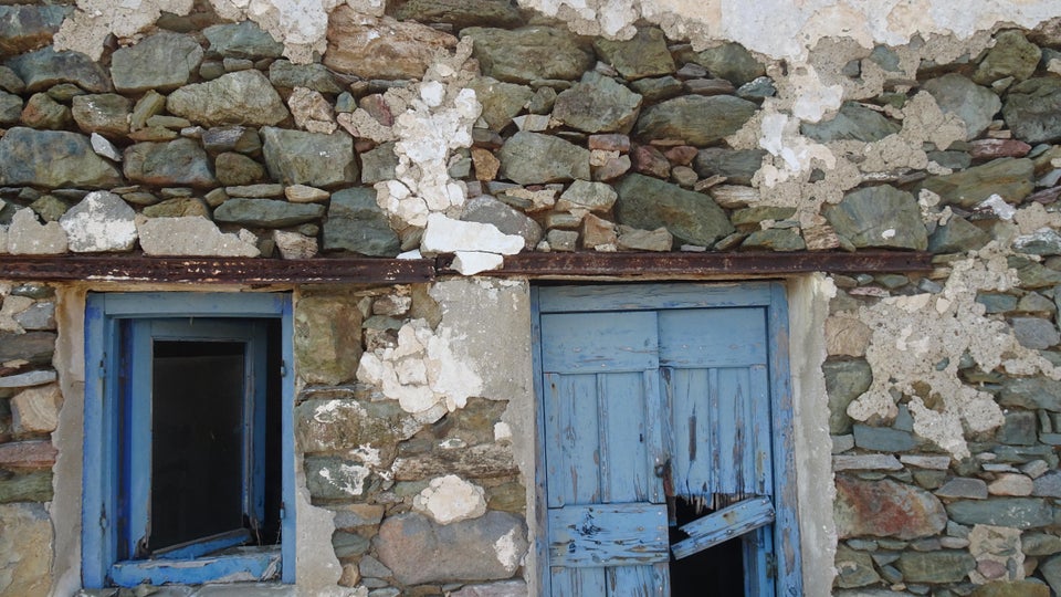 Εικ. 2 Οι πρασινοσχιστόλιθοι μαζί με τους αμφιβολίτες αποτελούν μεταμορφωμένα πετρώματα, συνήθη στην Νοτιοδυτική περιοχή της Σερίφου. Με μείωση του βαθμού μεταμόρφωσης ο αμφιβολίτης μετατρέπεται σε πρασινοσχιστόλιθο.