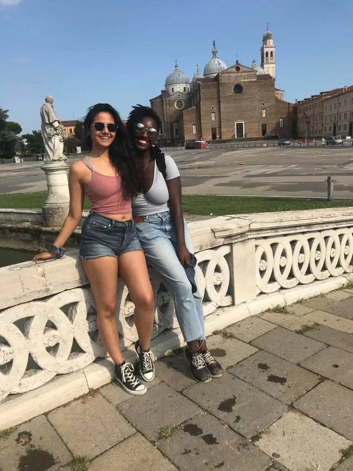 Monisha Gohil (izquierda), con su amiga en Italia.