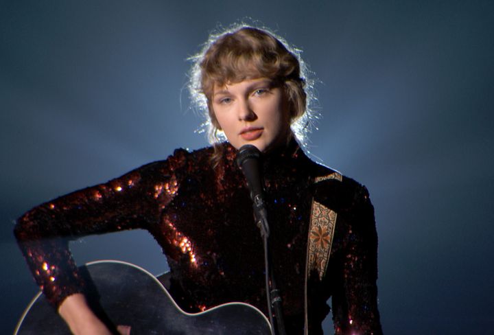Taylor Swift sang her twangy-in-the-best-way track “Betty” at the ACM Awards.