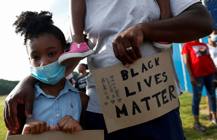 ジョージ・フロイドさんの死に抗議するBLMの集会で、父親と参加する黒人の少女＝2020年6月10日、米国ニューヨーク州