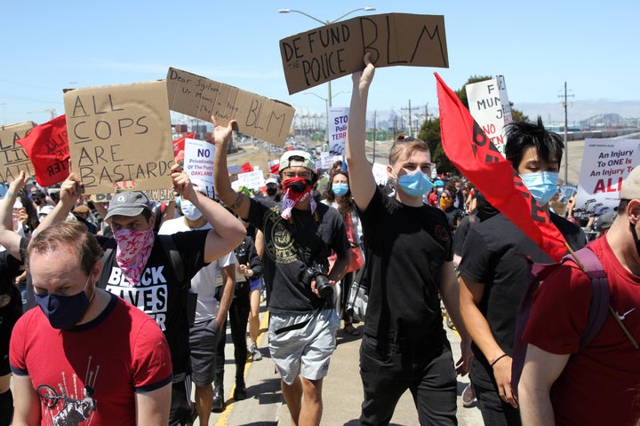 カリフォルニア州オークランドでのBLMの抗議デモ＝2020年6月19日