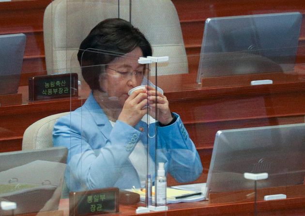 Justice Minister Choo Mi-ae responds to a questionnaire on education, society and culture in the field of education, society and culture that was held in the main assembly hall of the National Assembly in Yeouido, Seoul, the afternoon of the 17th.