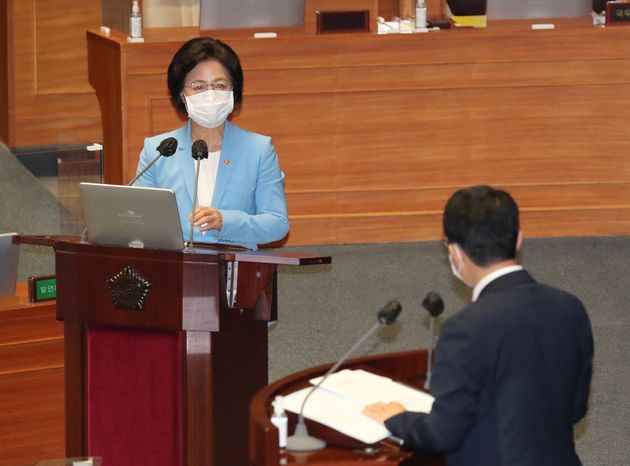 Justice Minister Choo Mi-ae responded to questions from Congressman Kim Sang-hoon in the field of education, society and culture that took place in the main assembly hall of the National Assembly in Yeouido, Seoul, in the afternoon of the 17.