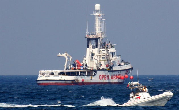 Quarantotto migranti si lanciano in mare dalla Open Arms Quarantotto migranti si lanciano in mare dalla Open Arms