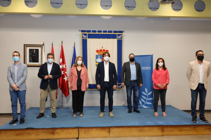 Los alcaldes de Fuenlabrada, Leganés, Getafe, Alcorcón, Pinto y Parla y un representante del Ayuntamiento de Móstoles, este viernes en el consistorio fuenlabreño.