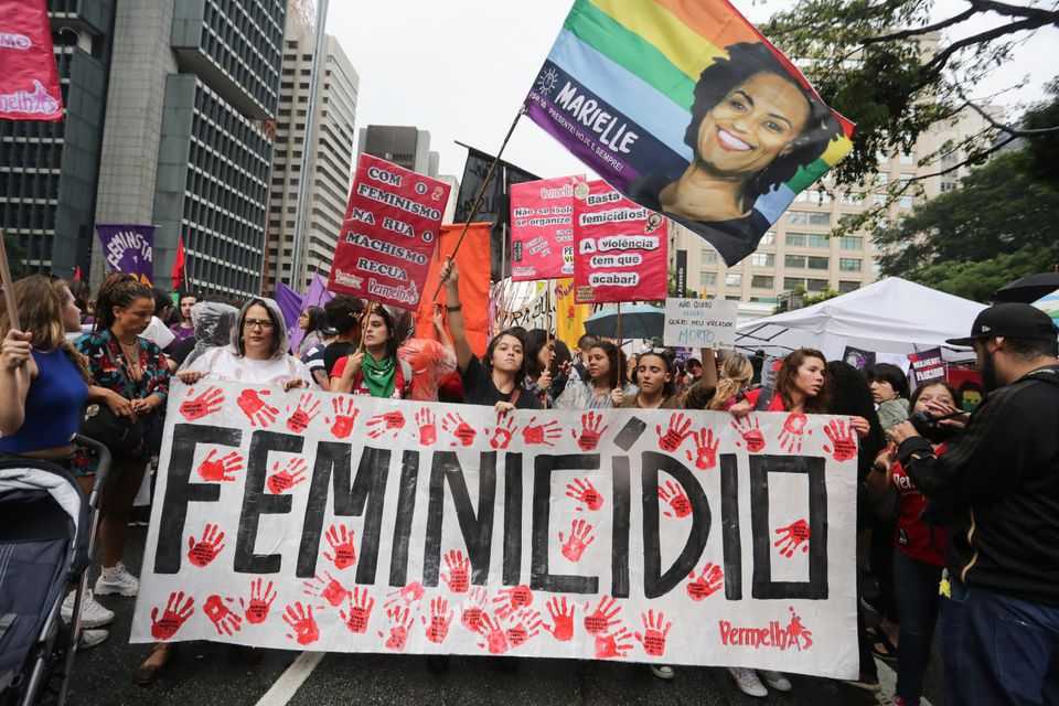 Mulheres protestam pelo fim do feminicídio na Avenida Paulista, em São