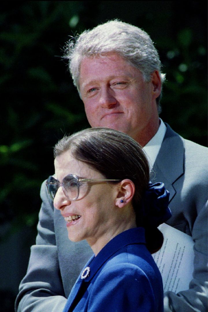 最高裁判事に指名された際のギンズバーグ氏（手前）と、クリントン大統領（1993年）
