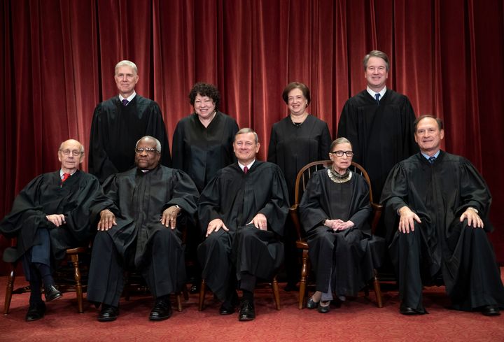 アメリカ最高裁判所の判事たち。下段の右から2番目がギンズバーグ氏（2018年）