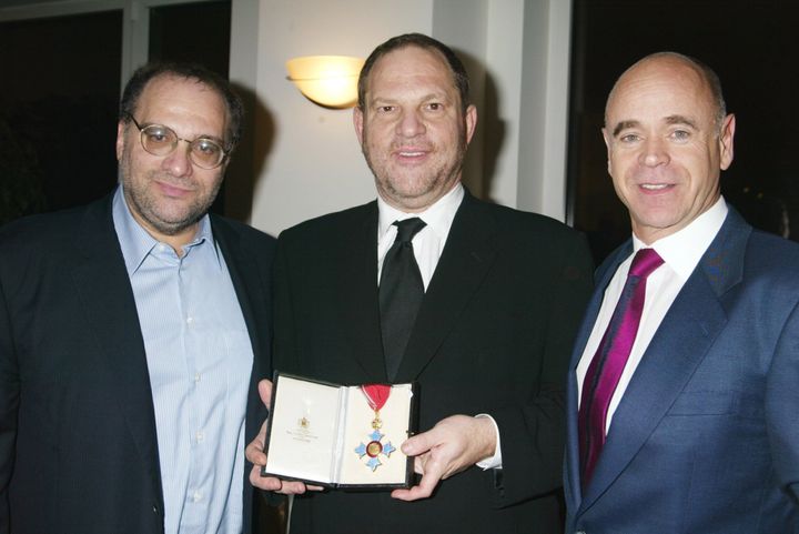 Ο Χάρβεϊ Γουάινσταϊν με τον αδερφό του Μπομπ και τον Γενικό Πρόξενο της Βρετανίας στη Νέα Υόρκη, το 2004.