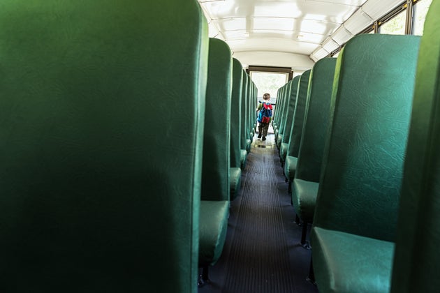Treviso, bimbo dimenticato sul bus: rompe il vetro da solo e si libera Treviso, bimbo dimenticato sul bus: rompe il vetro da solo e si libera